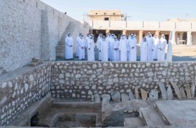 حاكم الشارقة يتفقد سير الأعمال في إنشاء وترميم حصن الذيد