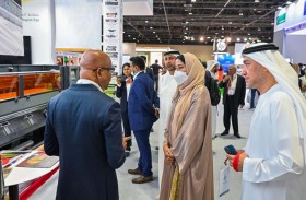 منى المري تفتتح معرض الشرق الأوسط للوحات والتصميمات الإعلانية 2022 