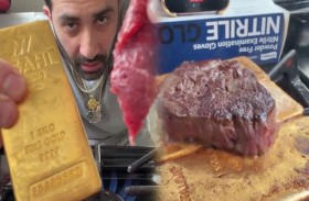 طهو شريحة لحم فوق سبائك من الذهب الخالص 