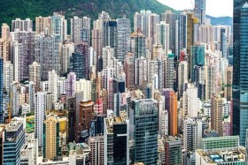 نام على سطح مبنى فسقط ميتاً