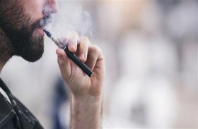 خدعتم أنفسكم.. دراسة طبية تكشفُ وهم السجائر الإلكترونية