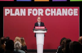 كيف يخطط ستارمر للنجاة من «انقلاب» حزب العمال وعاصفة إبستين؟