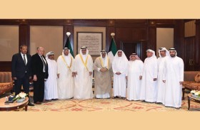 أمير الكويت يستقبل فريق منطاد الإمارات