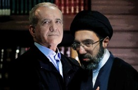 «نيويورك تايمز»: الرئيس الإيراني يتولى علاج مجتبى المصاب