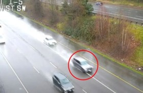 مختل يسرق سيارة شرطة 