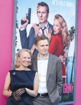 الممثلة الكندية الأمريكية باميلا أندرسون والممثل البريطاني ليام نيسون لدى حضورهما العرض الأول لفيلم  The Naked Gun  في نيويورك. ا ف ب