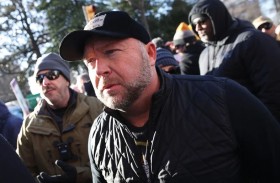 ماسك يعيد تفعيل حساب «صاحب نظريات المؤامرة» على «إكس»