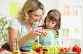 8 نصائح لتشجيع طفلك على اختيار الطعام الصحي