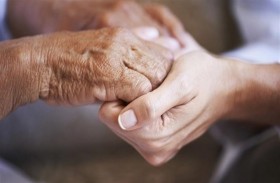 كورونا يقود إلى صداقة بين عشريني وتسعينية