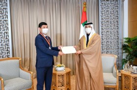 منصور بن زايد يتسلم رسالة خطية من رئيس وزراء كازاخستان 