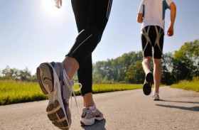 المشي للخلف.. فوائد صحية عظيمة