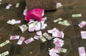 ألقى نصف مليون دولار من نافذة منزله 