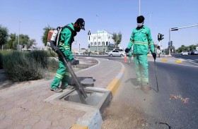 بلدية الظفرة تبدأ  تنظيف قنوات تصريف المياه قبل موسم الأمطار