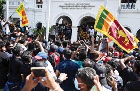 طوارئ في سريلانكا بعد فرار الرئيس إلى المالديف 