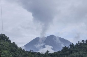 إنقاذ 170 متسلقاً من ثوران بركاني 