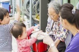 دار مسنين توظّف أطفالاً لرفع معنويات النزلاء 