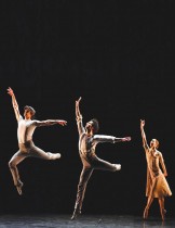 الراقصون أليسون مكويني ، إسحاق هيرنانديز وفرانشيسكو غابرييل فرولا يؤدون عرضا خلال بروفة من قبل فرقة الباليه الإنجليزية الوطنية في لندن. رويترز