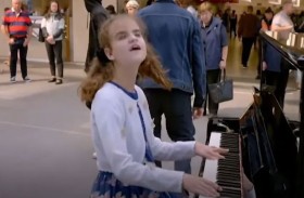 «الفتاة المعجزة».. مكفوفة تبهر الحاضرين بعزف البيانو