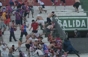 إلغاء مباراة واعتقال 100 مشجع في ليلة سوداء بالدوري الباراغواياني