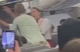 رعب على الطائرة.. الملاكم حاول فتح الباب أثناء الإقلاع
