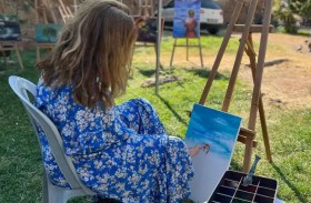  ترسم بقدميها «بلا ذراعين» وتصل إلى معرضها الـ35 