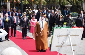 ولي عهد أبوظبي يضع إكليلاً من الزهور أمام النصب التذكاري للاستقلال في العاصمة الإكوادورية كيتو