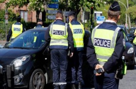 شبان يضرمون النار في سيارات بضواحي باريس 