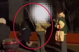 تعاقب طفلتها بالزحف في ليلة صقيع