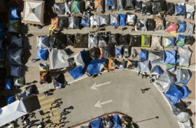   إدارة بايدن تدافع عن نفسها في أول أزمة متعلقة بالهجرة 