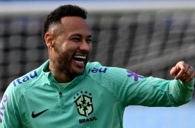 مدرب البرازيل يدافع عن نيمار عقب انتقادات الجماهير 