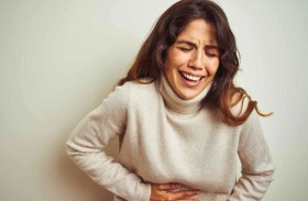 ما علاقة «الضحك» بمتلازمة القولون العصبي؟