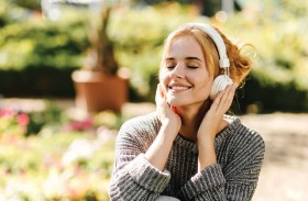 كيف تسيطر الأصوات حولك على عقلك دون أن تشعر؟