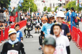 سباق مجنون يحول كراسي المكاتب إلى «سيارات»