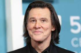 جيم كاري يرد على شائعات الاستنساخ بعد صوره في باريس