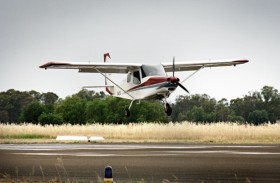 راكبة تهبط اضطراريا بالنيابة عن طيار مريض