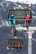 سياح يستمتعون بالجلوس على مصاعد التزلج مرتدين أقنعة واقية في منتجع التزلج ستوهليك في النمسا. ا ف ب