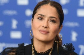 سلمى حايك تكشف عن ممارسة تجعلها شابة