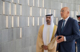 خليفة بن طحنون يستقبل وزير الدفاع اليوناني في واحة الكرامة