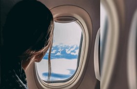 طرد سيدتين من طائرة.. مقعد قذر ورائحة مقززة 