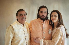 زفاف ابن أغنى رجل في آسيا يوقف حركة المرور لأيام في مومباي 