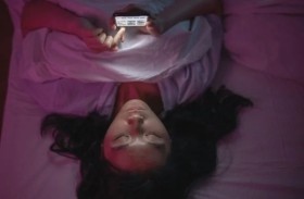 تصفح الهاتف قبل النوم قد يعطّل محور الأمعاء والدماغ