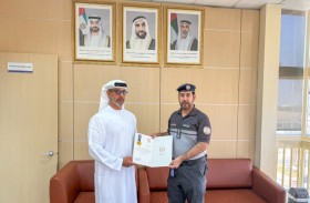 شرطة أبوظبي تكرّم مواطنًا ساهم في حماية مستخدمي الطريق من حادث مروري