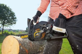 حادث مروع.. رجل يلملم أحشاءه في قميص