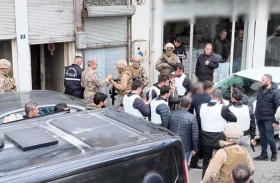 معالج نفسي يقنع  مسلحاً بالاستسلام 