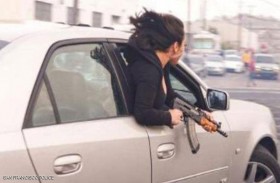 سيدة الكلاشينكوف.. مشهد صادم في شوارع كاليفورنيا