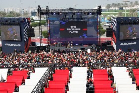 لحظة استثنائية في أبوظبي: فيرستابين وتسونودا يوقّعان لوحات مركبات إماراتية نادرة