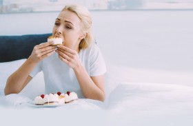 أسباب غير متوقعة.. لماذا تشتهي الحلو بعد العشاء؟