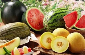 ما هي الفيتامينات الموجودة في كل من البطيخ الأحمر والأصفر؟