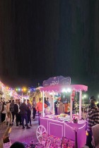 بائع يبيع الألعاب من كشك بينما يتجمع الناس لقضاء الساعات الأولى من الليل في البلدة القديمة بالعاصمة الليبية طرابلس خلال شهر رمضان المبارك. ا ف ب