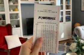 رسالة بريد تحول مستأجراً إلى ثري بفوزه بـ 50 مليون دولار